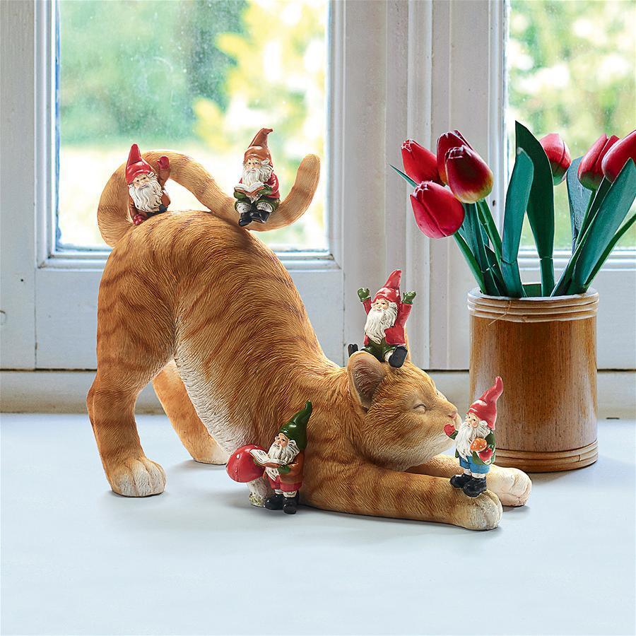 Design Toscano Gnomes - Catatonic Gnome Feline Frenzy Statue
