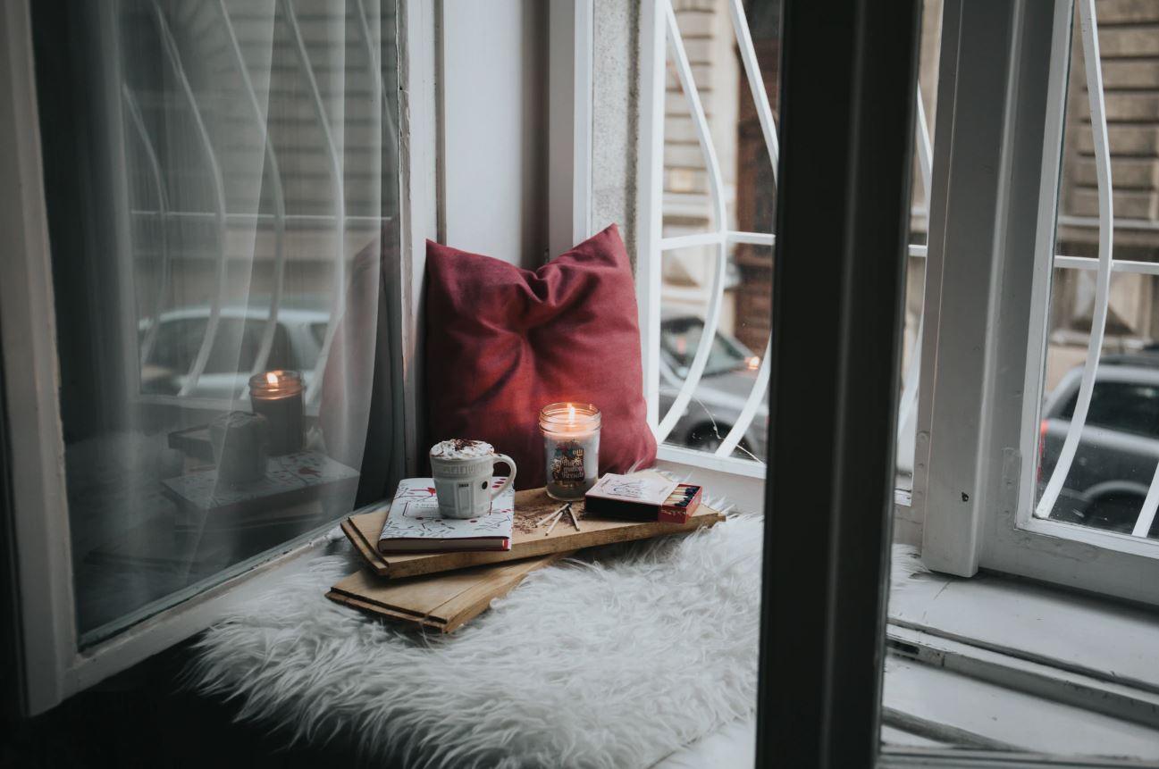 purple pillow with tray and soft rug as hygge decor